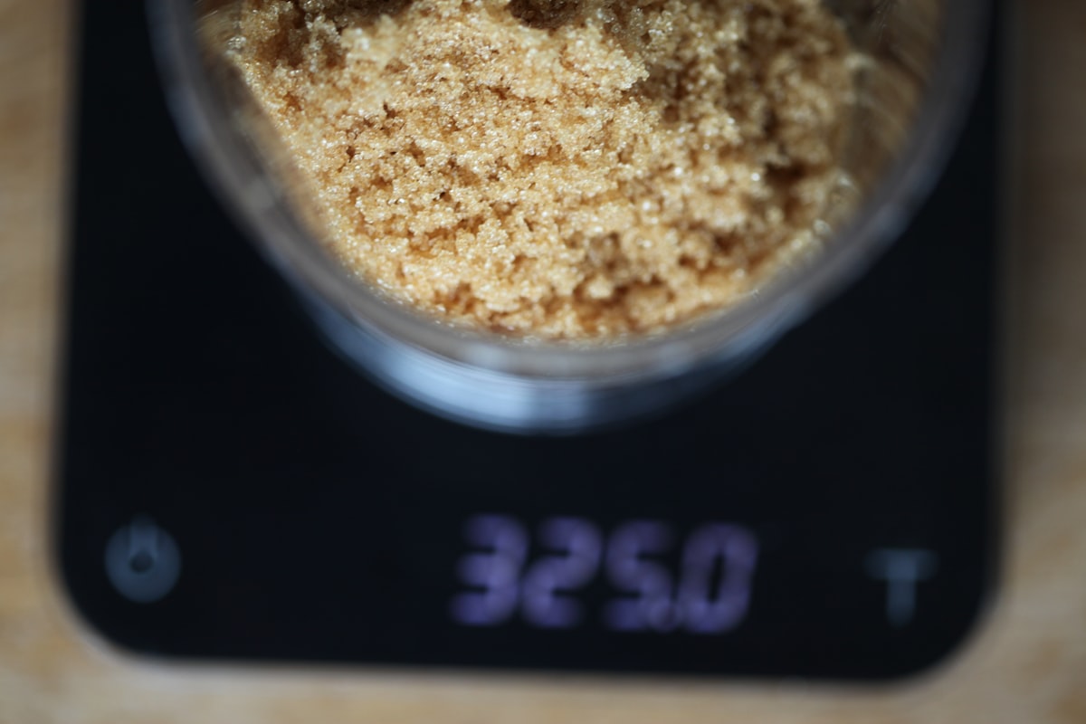 Porzioni alimentari equilibrate su un piatto